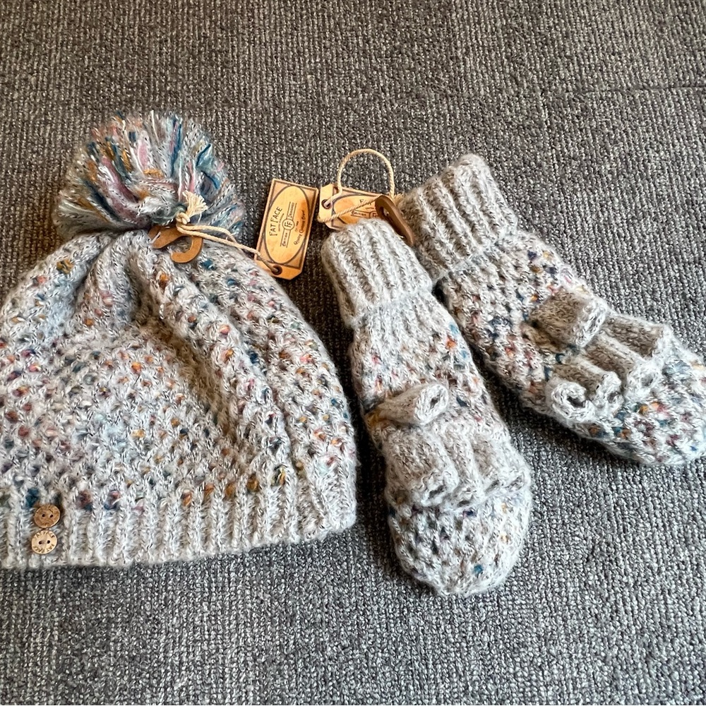 Gray Chunky Knit Beanie Hat with Pom-Pom